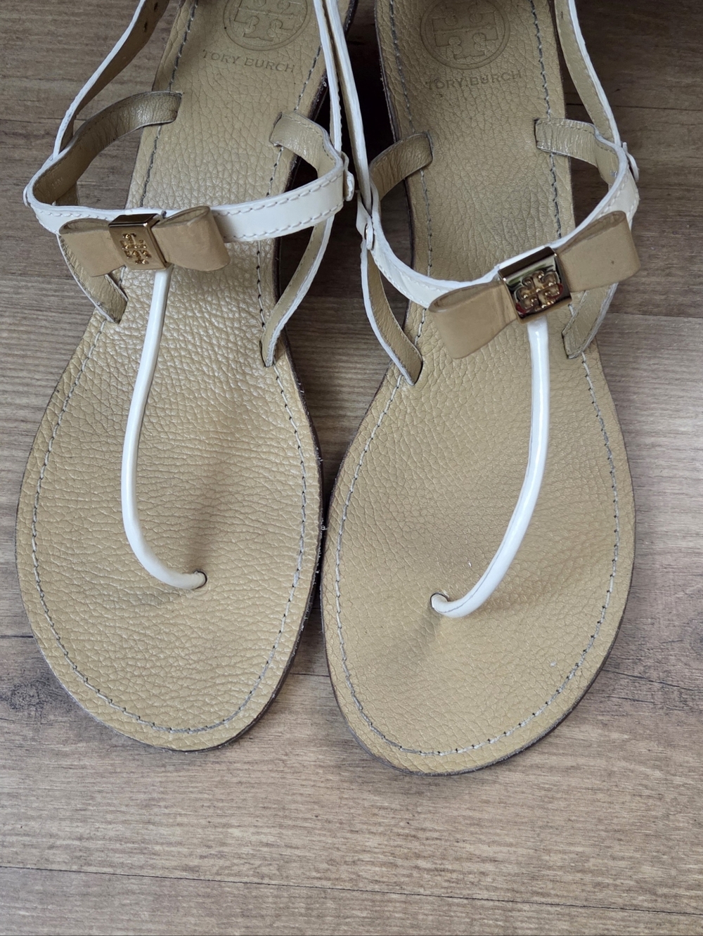 Tory Burch Kailey Wedge Thong Bow Logo Sandals - Picture 9 of 12